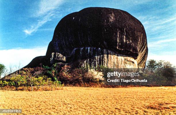 pedra pintada archaeological site, state of roraima - april 1, 2003 - laranja stockfoto's en -beelden