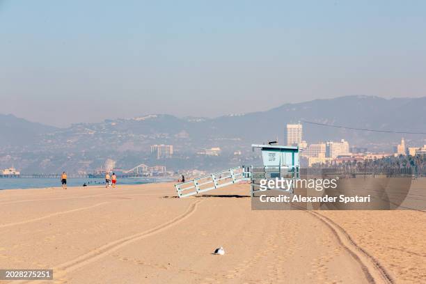 beach in santa monica on a sunny day, los angeles, california, usa - santa monica mountains stock pictures, royalty-free photos & images