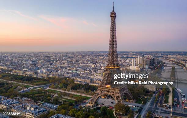 aerial paris eiffel tower dawn - paris fotografías e imágenes de stock