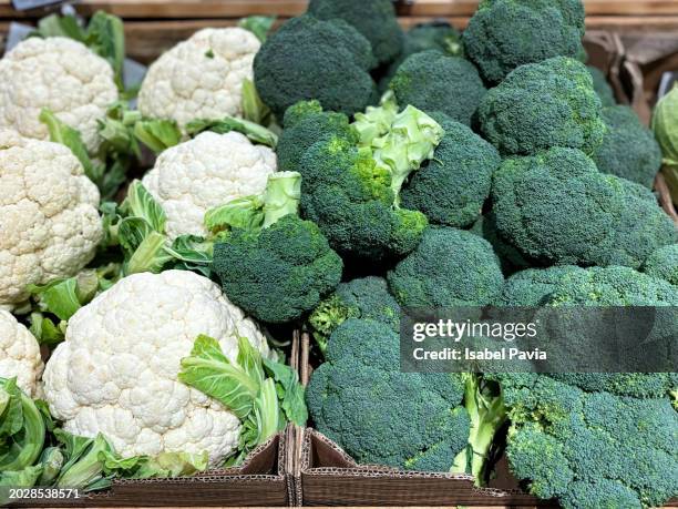 cauliflowers for sale at market - cruciferae fotografías e imágenes de stock