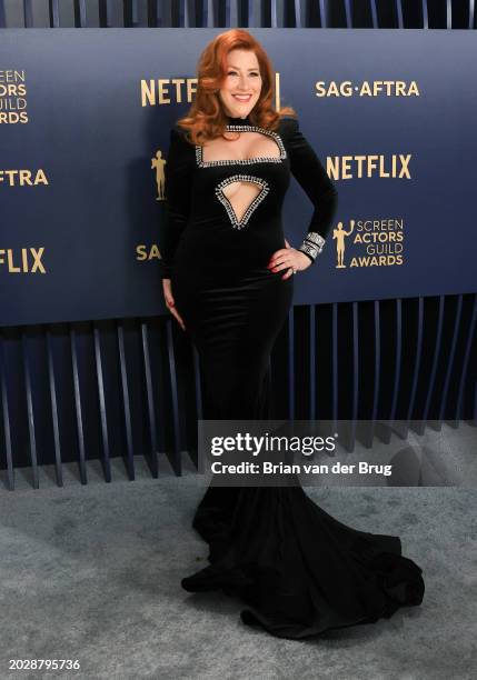 Los Angeles, CA Lisa Ann Walters arriving on the red carpet at the 30th Screen Actors Guild Awards in Shrine Auditorium and Expo Hall in Los Angeles,...