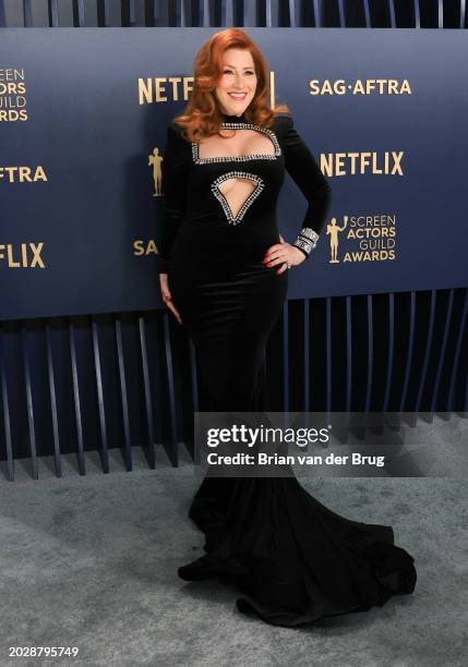 Los Angeles, CA Lisa Ann Walters arriving on the red carpet at the 30th Screen Actors Guild Awards in Shrine Auditorium and Expo Hall in Los Angeles,...