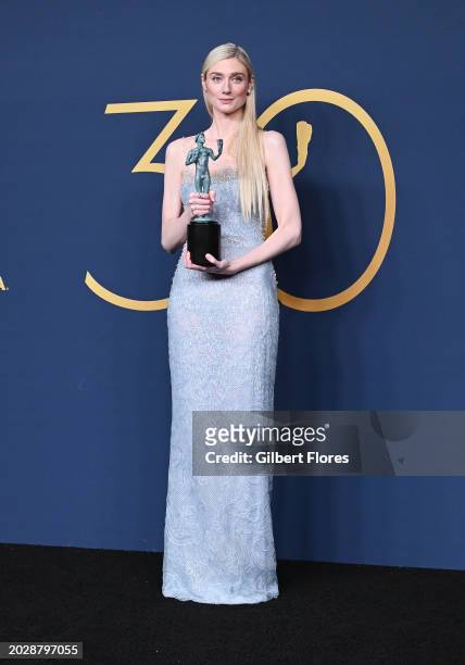 Elizabeth Debicki poses in the press room with the award for Outstanding Performance by a Female Actor in a Drama Series for "The Crown" at the 30th...