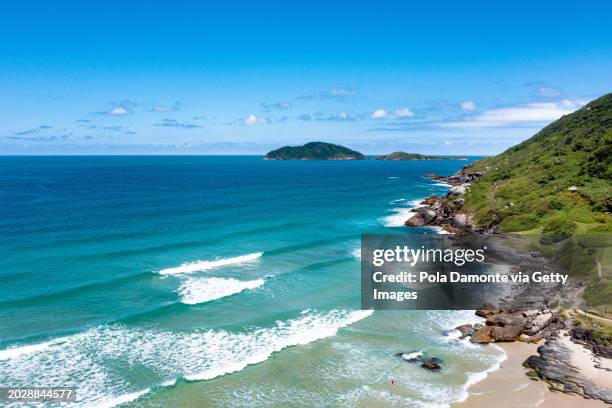 aerial top view of a tropical island beach with white sand and emerald water in the caribbean. - florianopolis stock-fotos und bilder