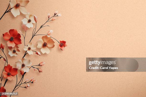 fresh flowers pattern in white with blank paper - composition florale photos et images de collection