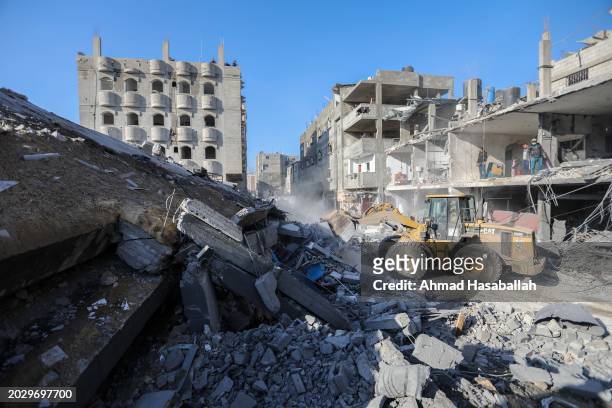 Citizens inspect the effects of the destruction of Al-Farouq Mosque and the buildings destroyed by the Israeli raids on February 22, 2024 in Rafah,...