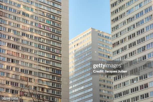 skyscrapers of chinatown - casa popolare foto e immagini stock