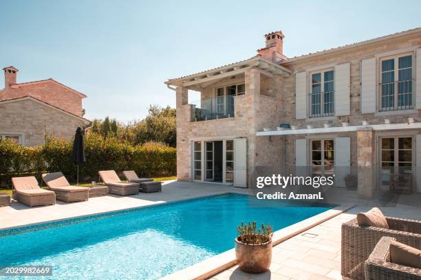 luxusvilla mit pool - mediterrane kultur stock-fotos und bilder