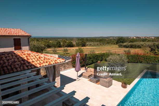 atemberaubende aussicht vom balkon der villa mit pool - private terrace balcony stock-fotos und bilder