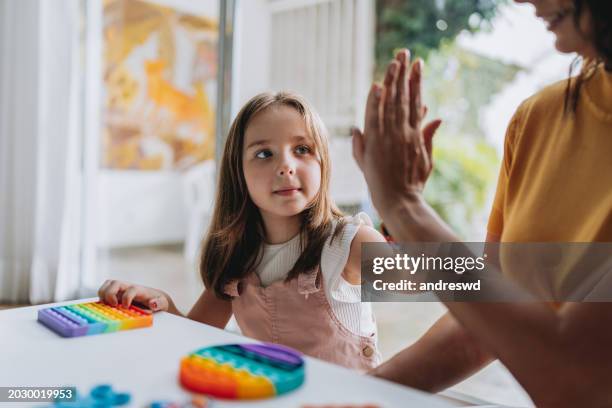 madre che gioca con la figlia autistica - autismo foto e immagini stock