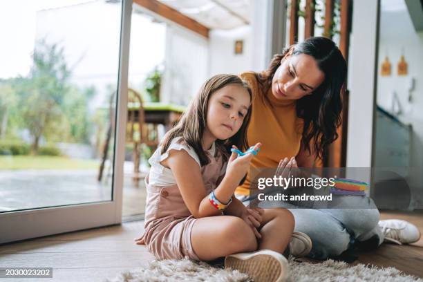 madre che gioca con la figlia autistica - autismo foto e immagini stock