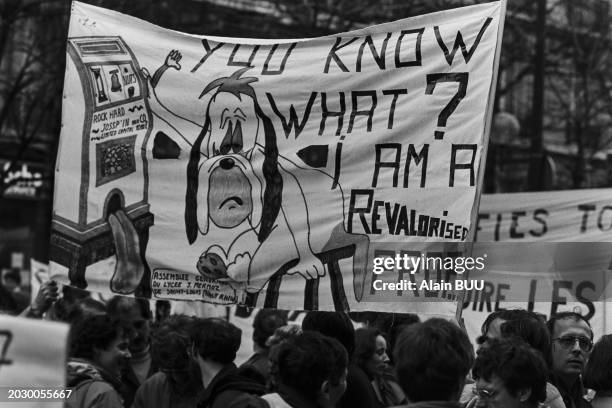 Banderolle à l'effigie de Droopy dans la manifestation des enseignants contre le projet Jospin à Paris, le 4 mars 1989.