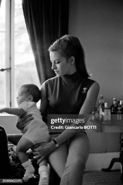 Nathalie Delon avec son fils Anthony, en 1965.