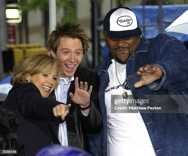 S Katie Couric stands with American Idol winner Ruben Studdard and American Idol runner-up Clay Aiken on the set of the Today Show at Rockefeller...