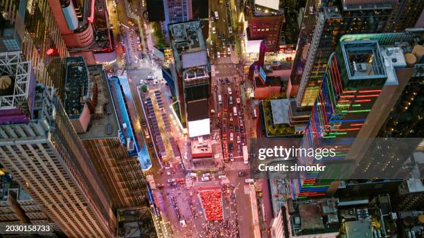 vue de times square dans le centre de manhattan - times square manhattan photos et images de collection