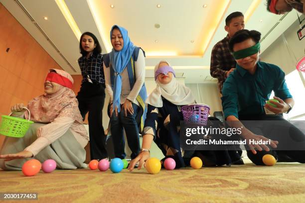 chasse au trésor de jeu les yeux bandés - chasse au trésor photos et images de collection