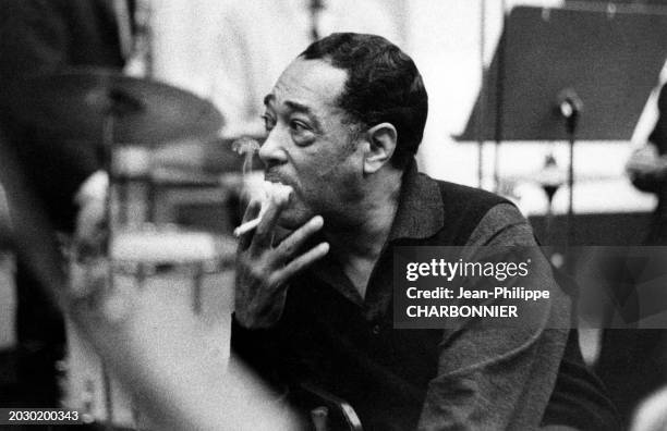 Le pianiste américain Duke Ellington dans un studio pour l'enregistrement de la bande originale du film 'Paris Blues', en 1960.