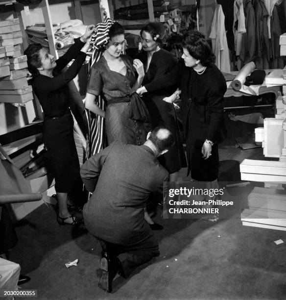 Christian Dior entouré de Madame Marguerite, sa chef d'atelier, du mannequin Alla et de sa muse Mizza Bricard prépare une nouvelle collection, en...