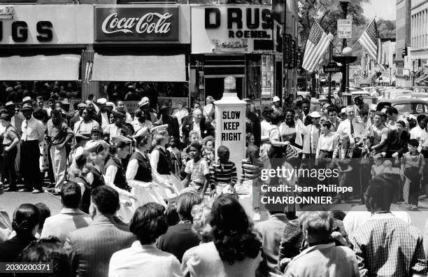 Spectateurs regardant le défilé pour l'Independence Day le 4 juillet 1958 dans les rues de West Plains aux Etats-Unis.