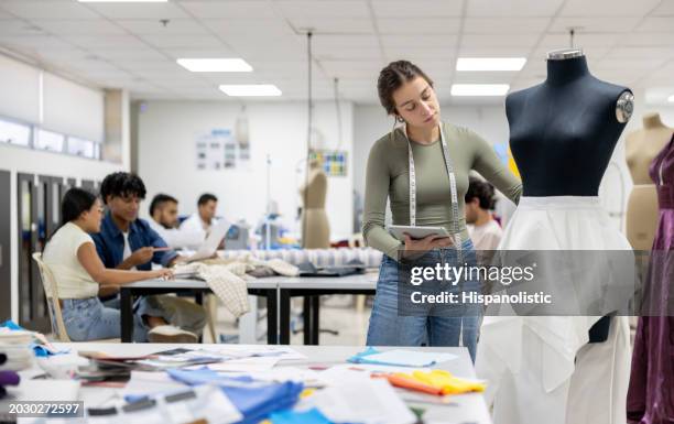 estudiante de diseño de moda diseñando una falda - diseñador de moda fotografías e imágenes de stock