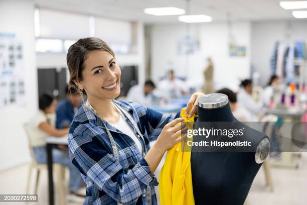 glückliche modedesign-studentin, die ein kleid entwirft - schneiderin stock-fotos und bilder