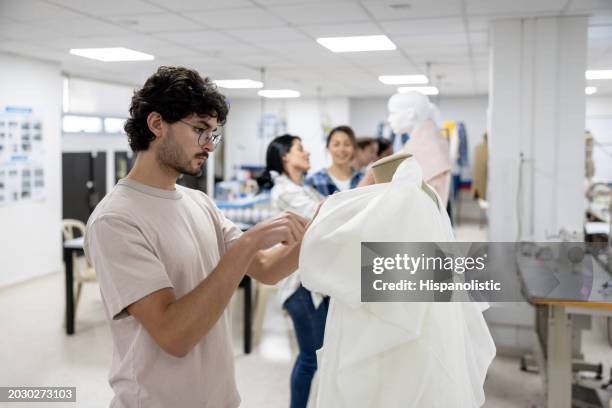 modedesign-studenten entwerfen kleider im atelier - näherin stock-fotos und bilder