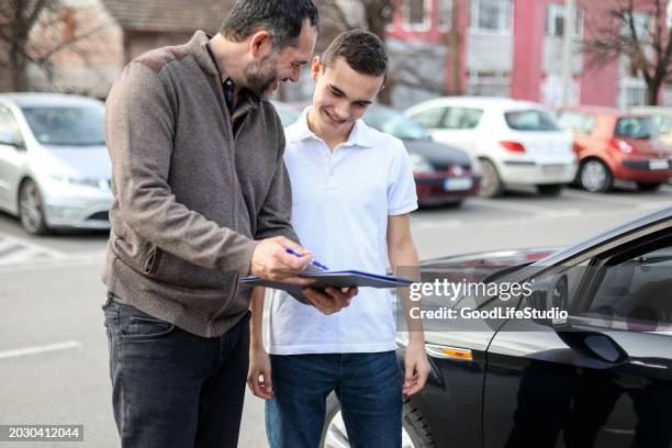 instruktor erklärt die verkehrsregeln - fahrschule stock-fotos und bilder