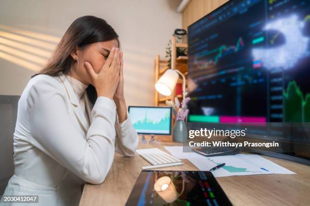 business woman worried about financial statistics - börsencrash stock-fotos und bilder