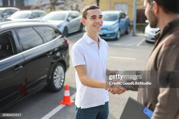 herzlichen glückwunsch zum führerschein - fahrschule stock-fotos und bilder