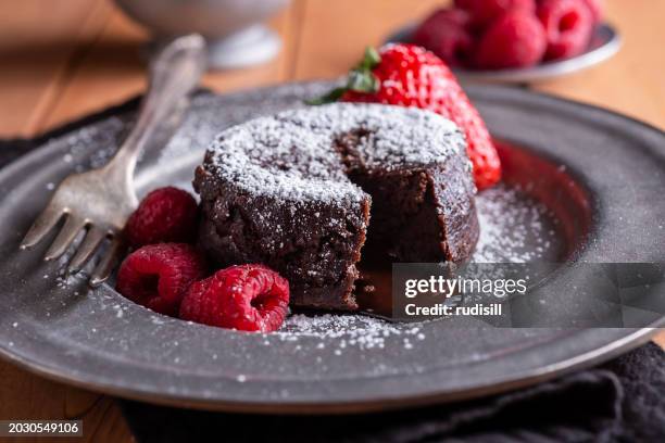 chocolate lava cake - chocolate souffle stock pictures, royalty-free photos & images