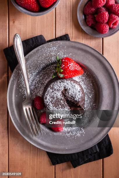chocolate lava cake - lava cake stock pictures, royalty-free photos & images