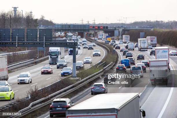 camion e traffico intenso sull'autostrada tedesca a3 - autobahn foto e immagini stock