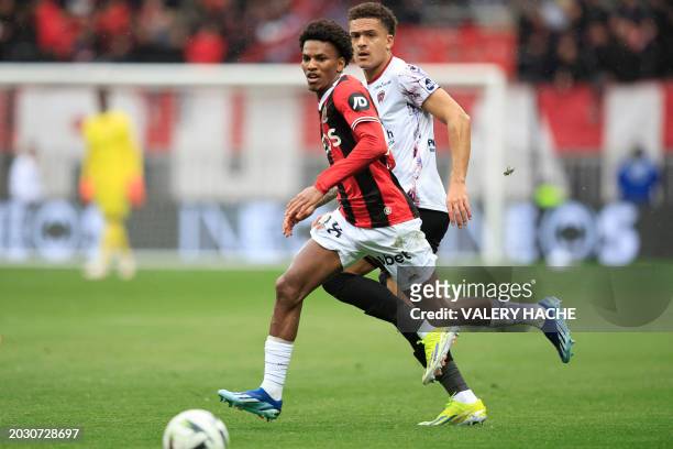 Nice's Algerian defender Hicham Boudaoui runs with the ball past Clermont-Ferrand's Brazilian defender Neto Borges during the French L1 football...