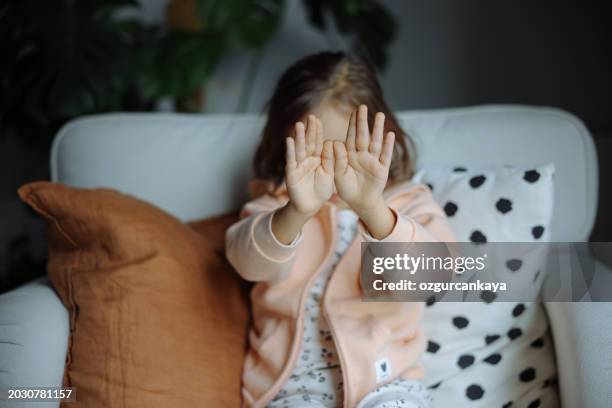 fille faisant le geste d’arrêt - une seule petite fille photos et images de collection