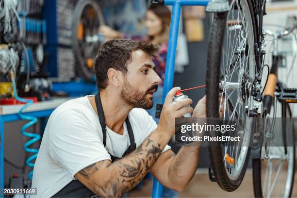 bicycle maintenance - entrepreneur stockfoto's en -beelden