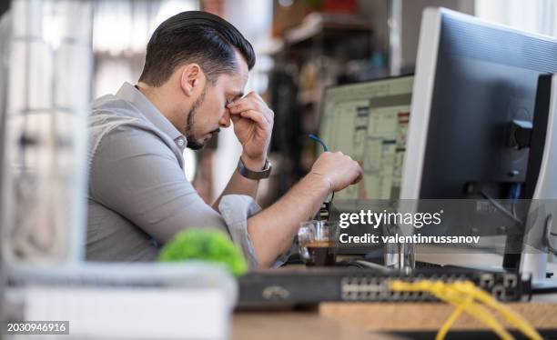emotion at work.stressed out man working in a demanding career - eccesso foto e immagini stock