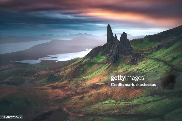 the old man of storr, trotternish ridge, isle of skye, inner hebrides, scotland, uk - old man of storr stock-fotos und bilder