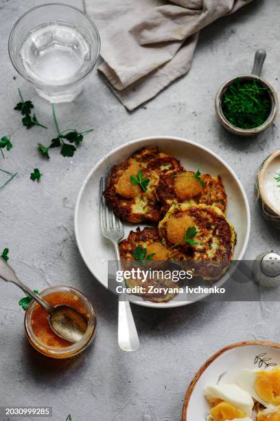 zucchini pancakes with pike caviar - pastel de patata fotografías e imágenes de stock
