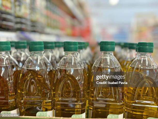olive oil bottles on rack at store - óleo de cozinha imagens e fotografias de stock