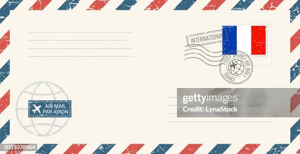 illustrazioni stock, clip art, cartoni animati e icone di tendenza di busta grunge di posta aerea vuota con francobollo francia. illustrazione vettoriale di cartoline d'epoca con bandiera nazionale francese isolata su sfondo bianco. stile retrò. - timbro postale