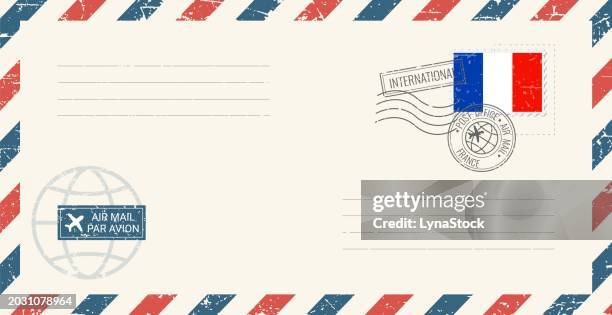 フランスの切手が貼られた空白の航空便グランジ封筒。白い背景で隔離されたフランスの国旗とビンテージはがきベクトル図。レトロなスタイル。 - french culture stock illustrations点のイラスト素材／クリップアート素材／マンガ素材／アイコン素材