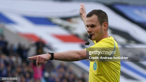 Referee Robin Braun during the 3. Liga match between 1. FC Saarbrücken and Arminia Bielefeld at Ludwigsparkstadion on February 25, 2024 in...