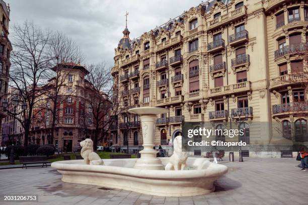 bilbao downtown modern cityscape and the jado plaza - brunnenplatz stock-fotos und bilder