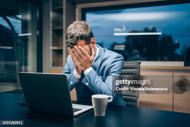 businessman working late in the office. - kopf in den händen stock-fotos und bilder