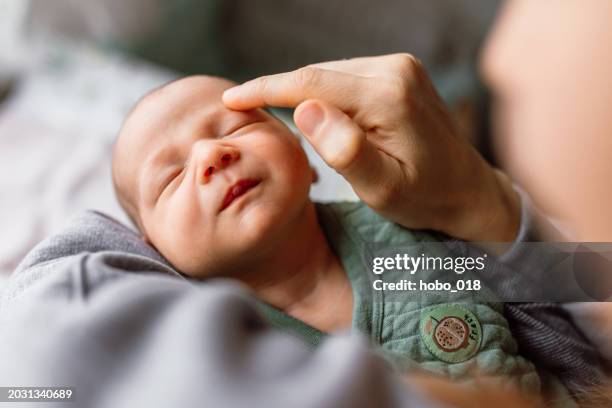 little baby boy enjoying in mother's touch - recem nascido imagens e fotografias de stock