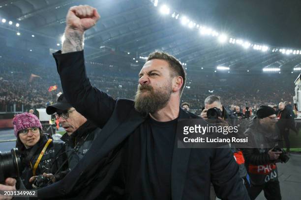 Head coach Daniele De Rossi of AS Roma celebrates after the penalty shootout during the UEFA Europa League 2023/24 knockout round play-offs second...