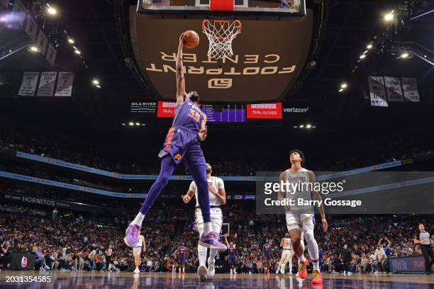 Kevin Durant of the Phoenix Suns drives to the basket during the game against the Los Angeles Lakers on February 25, 2024 at Footprint Center in...