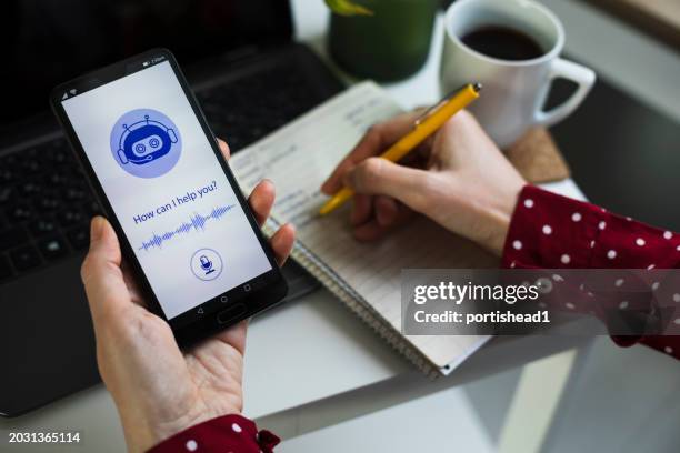 junge geschäftsperson, die den ki-chatbot des systems in einer computer- oder mobilen anwendung verwendet. chatbot-konversation, ki-technologie für künstliche intelligenz. futuristische technologie. virtueller assistent im internet - chatbot stock-fotos und bilder