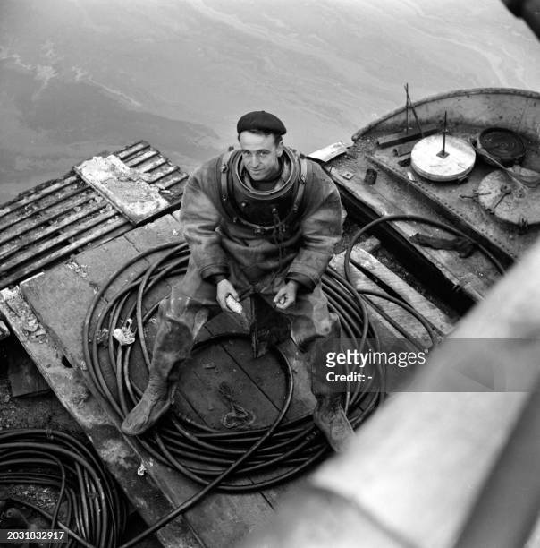Picture dated 1949 of scuba diver. In 1943, Captain Jacques-Yves Cousteau invents, with Emile Gagnan, the first commercially successful open circuit...