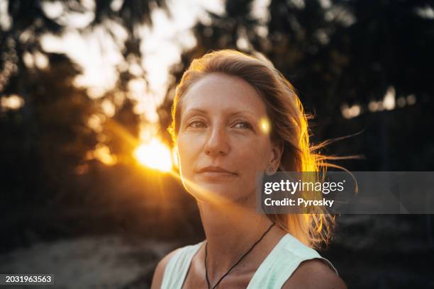 retrato de una mujer joven hermosa al aire libre - gente tranquila fotografías e imágenes de stock